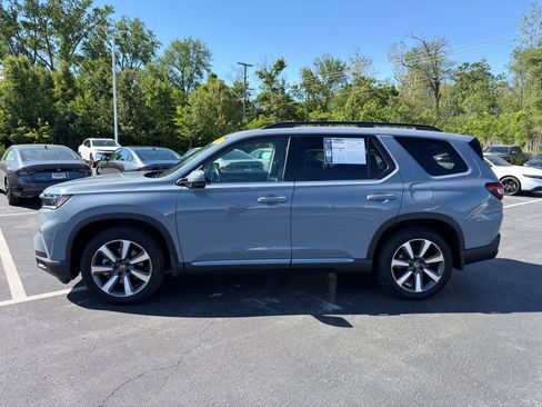 Used 2024 Honda Pilot Touring image 3