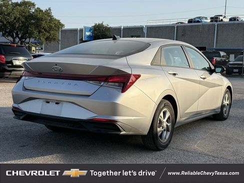 Used 2021 Hyundai Elantra SE FWD image 4