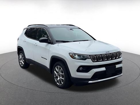 Used 2025 Jeep Compass Limited image 3