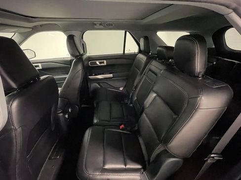 Used 2021 Ford Explorer XLT w/ Equipment Group 202A AWD/4WD image 18
