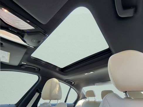 Used 2022 BMW 330i Sedan w/ Driving Assistance Package RWD image 19