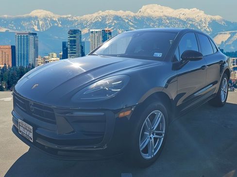 Used 2024 Porsche Macan image 3