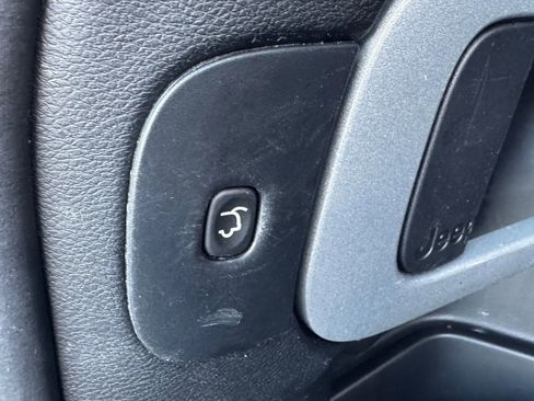 Used 2018 Jeep Cherokee Limited FWD image 16