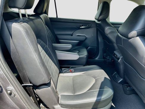 Used 2022 Toyota Highlander XLE FWD image 24