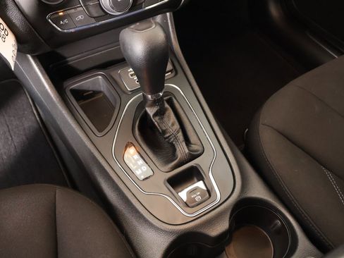 Used 2020 Jeep Cherokee Latitude FWD image 7