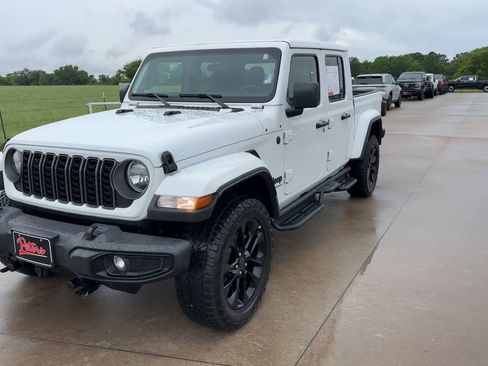 Used 2025 Jeep Gladiator Sport AWD/4WD image 3