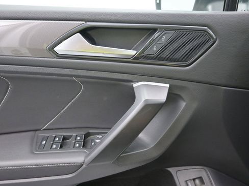 Used 2024 Volkswagen Tiguan SE image 17