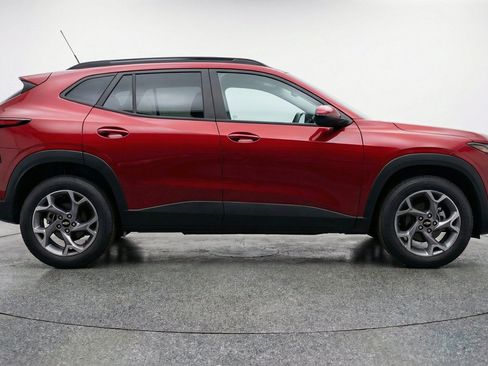 Used 2025 Chevrolet Trax LT FWD image 9