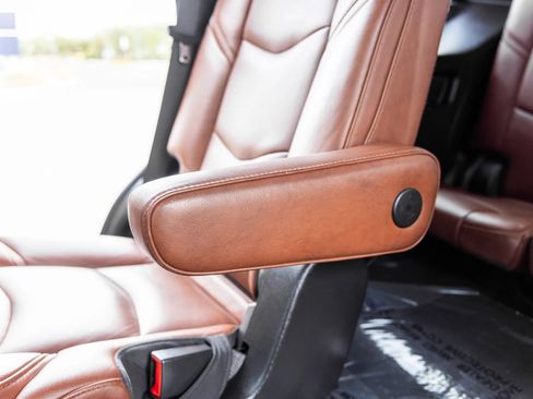 Used 2019 Cadillac Escalade Premium Luxury image 38