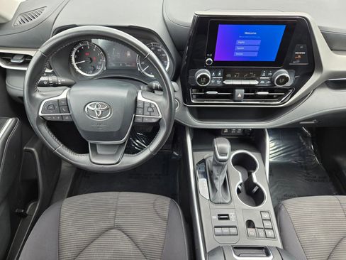 Used 2024 Toyota Highlander LE AWD/4WD image 11