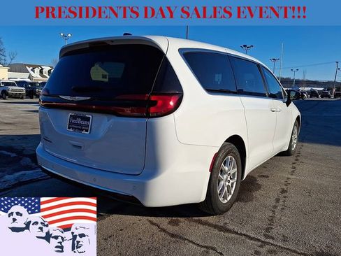 Used 2024 Chrysler Pacifica Touring-L image 10