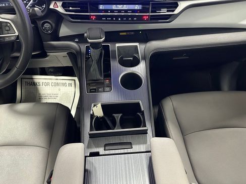Used 2025 Toyota Sienna XLE image 41