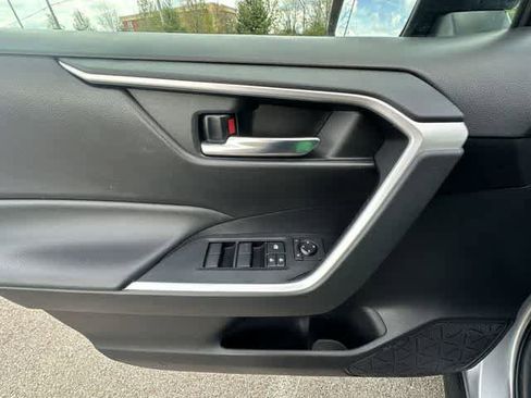 Used 2021 Toyota RAV4 XLE AWD/4WD image 17