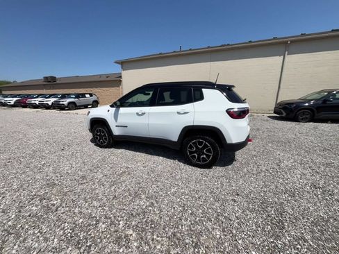 Used 2025 Jeep Compass Trailhawk AWD/4WD image 16