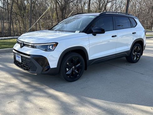 Certified 2025 Volkswagen Taos SE FWD image 35