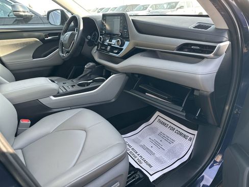 Used 2020 Toyota Highlander XLE image 28