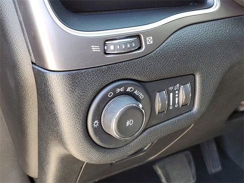 Used 2021 Jeep Cherokee Latitude Plus image 8