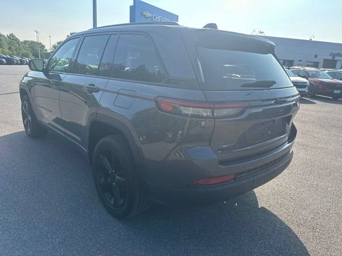 Used 2023 Jeep Grand Cherokee Altitude AWD/4WD image 7