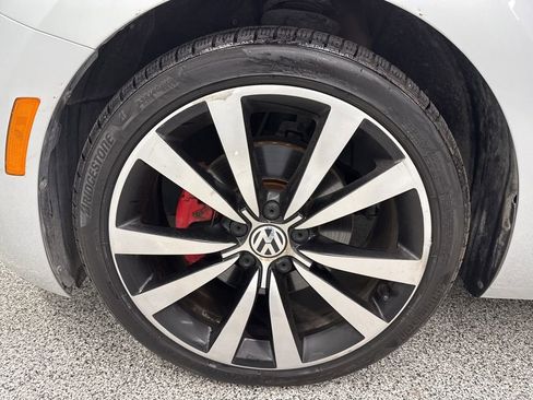 Used 2013 Volkswagen Beetle R-Line FWD image 9