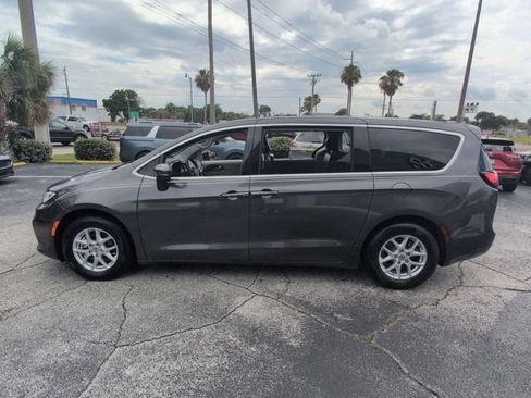 Used 2023 Chrysler Pacifica Touring-L FWD image 8