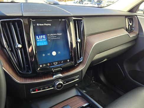 Used 2024 Volvo XC60 B5 Plus image 31