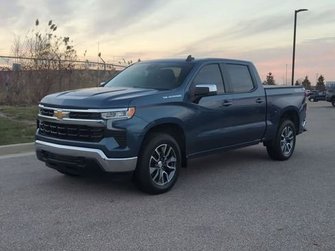Used 2024 Chevrolet Silverado 1500 LT AWD/4WD image 7