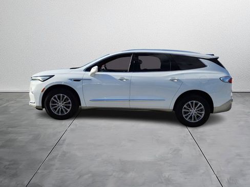 Used 2023 Buick Enclave Essence image 3