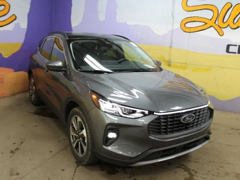 Used 2025 Ford Escape Platinum AWD/4WD image 2