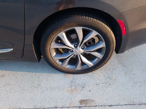 Used 2018 Chrysler Pacifica Limited w/ Tire & Wheel Group image 21