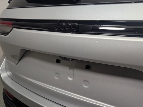 New 2025 Jeep Grand Cherokee Altitude image 8