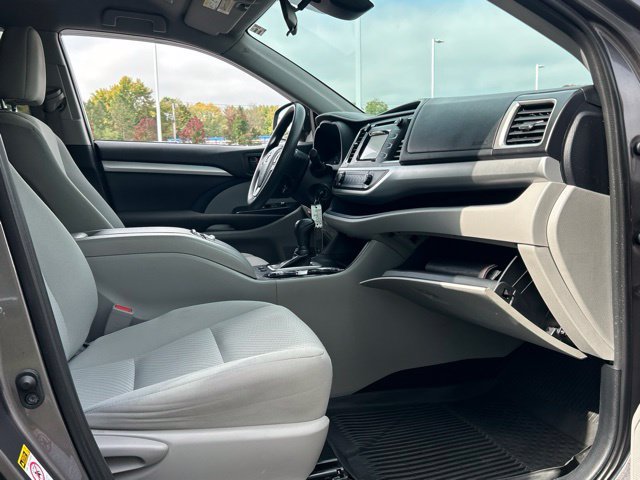 Used 2019 Toyota Highlander LE AWD/4WD image 25