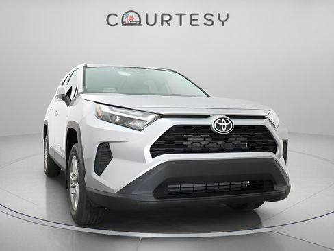 Used 2025 Toyota RAV4 XLE w/ Convenience Package FWD image 21