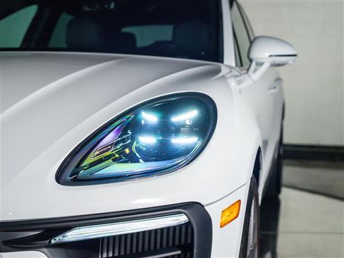 Certified 2025 Porsche Macan S AWD/4WD image 11