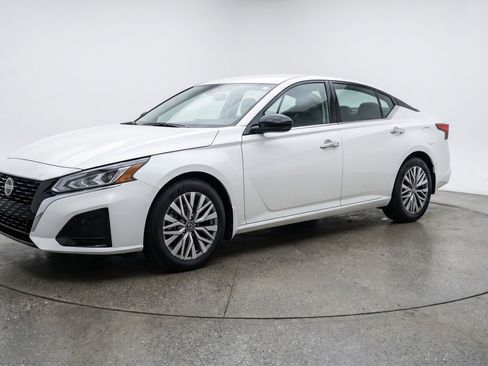 Used 2025 Nissan Altima 2.5 SV FWD image 3