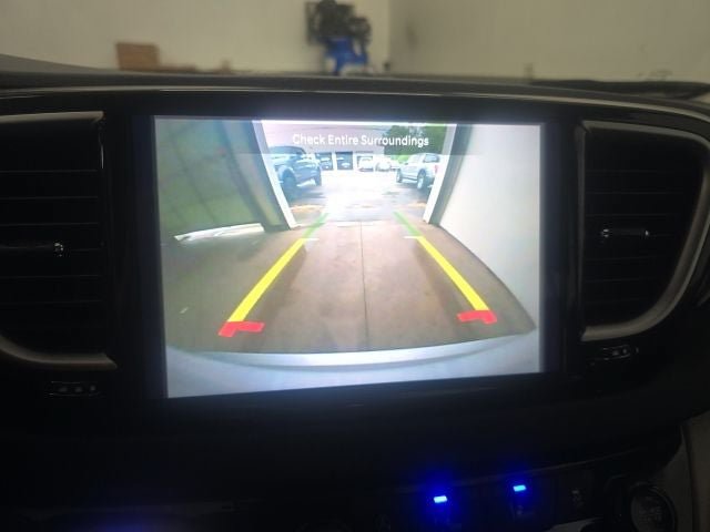 Used 2024 Chrysler Pacifica Touring-L FWD image 23