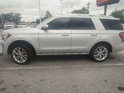 Used 2018 Ford Expedition Platinum RWD image 2