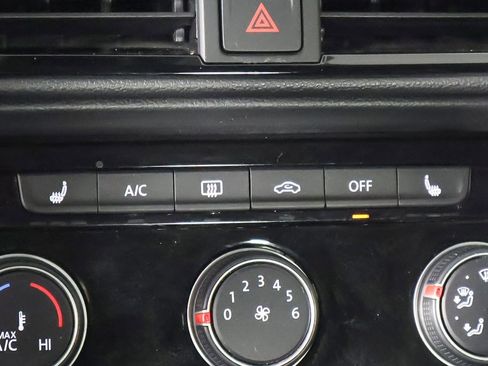 Used 2023 Volkswagen Taos SE w/ Panoramic Sunroof Package image 45