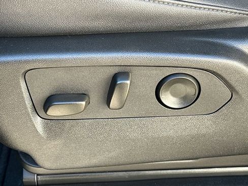 Used 2025 Chevrolet Suburban Z71 image 39