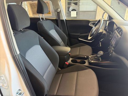 Used 2025 Kia Soul LX w/ LX Technology Package FWD image 34