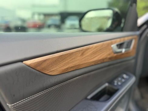 Certified 2025 Volkswagen Atlas SE image 7