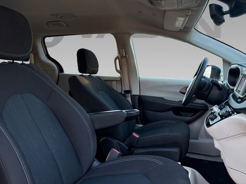 Used 2023 Chrysler Voyager LX image 9