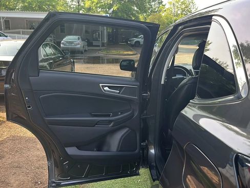 Used 2019 Ford Edge SEL w/ Equipment Group 201A FWD image 18