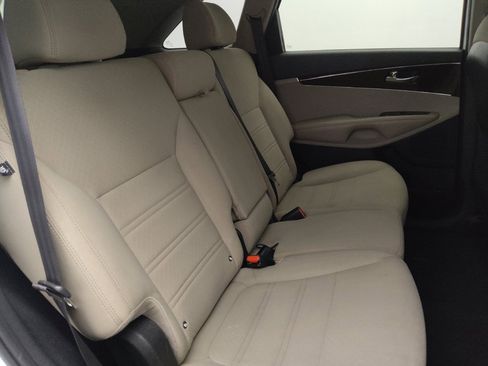 Used 2016 Kia Sorento LX w/ LX Convenience Package image 19