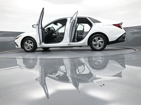 Certified 2025 Hyundai Elantra SE image 48