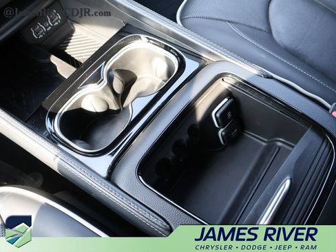 Used 2025 Chrysler Pacifica Limited FWD image 38