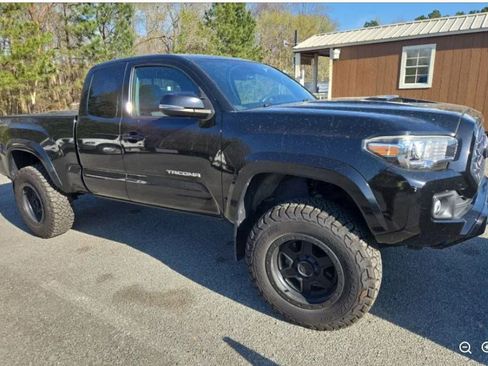 Used 2019 Toyota Tacoma TRD Sport w/ Technology Package image 4