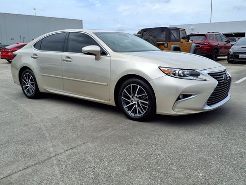 Used 2017 Lexus ES 350 w/ Luxury Package FWD image 2