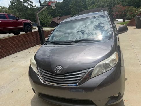 Used 2015 Toyota Sienna XLE w/ XLE Navigation Package FWD image 3