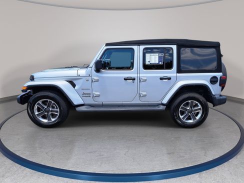 Used 2022 Jeep Wrangler Unlimited Sahara w/ LED Lighting Group AWD/4WD image 8