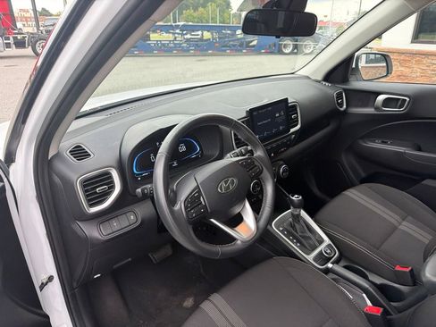 Used 2025 Hyundai Venue SEL FWD image 4
